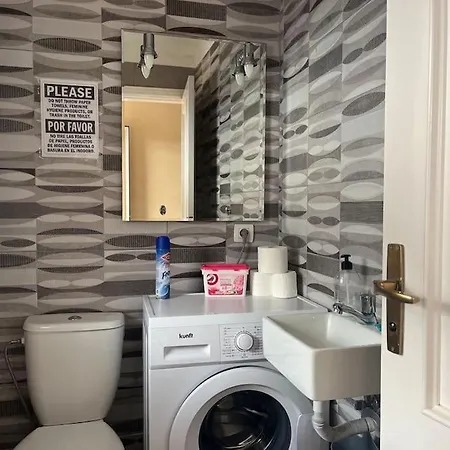 Beach, Shopping A Few Meters Away أذيخي